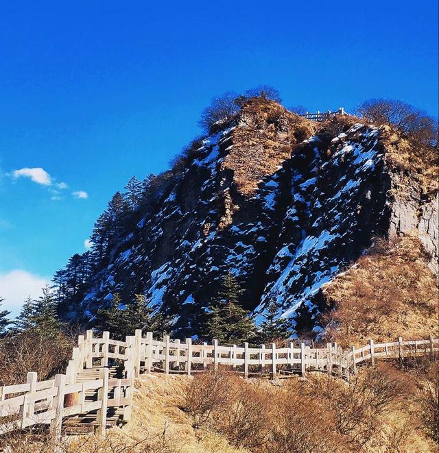 西岭雪山海拔（西岭雪山-海拔高度3250米的地方与天接近）