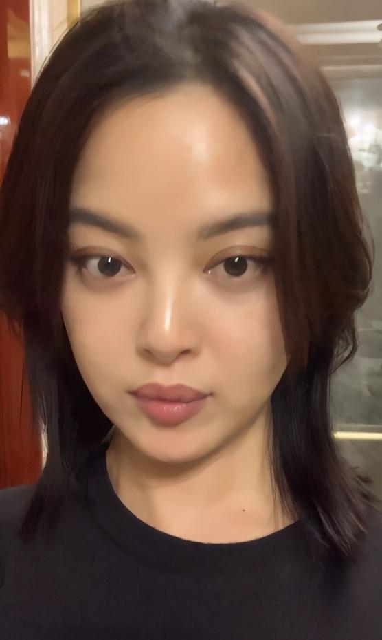辛芷蕾“胖”上热搜后，再晒素颜自拍予以正面回应，这次是真瘦了