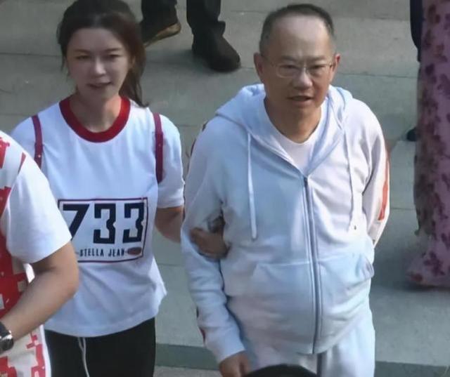 向周星驰讨7000万不成，突嫁65岁富三代，她可不是拜金女