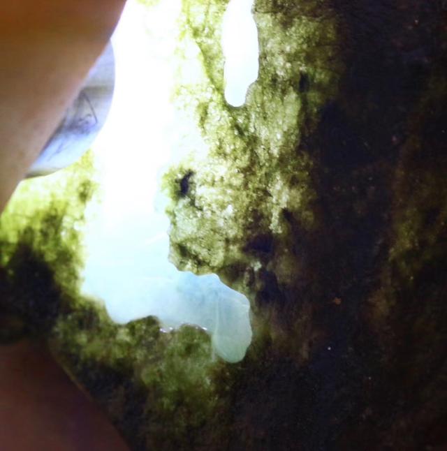 白雾是什么，打开冰箱后的白雾是什么（翡翠原石黄雾和白雾的区别）