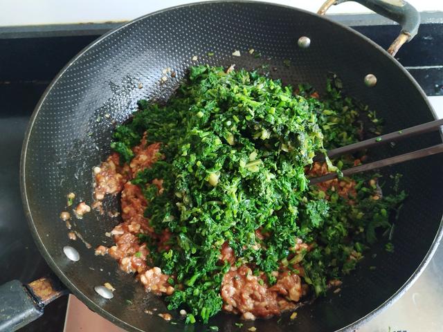 荠菜猪肉馅馄饨怎么调好吃，在我们家，但凡想不出要吃什么