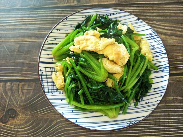 菠菜怎么炒好吃，炒芹菜怎么炒才好吃（炒出来口感香脆无涩味）