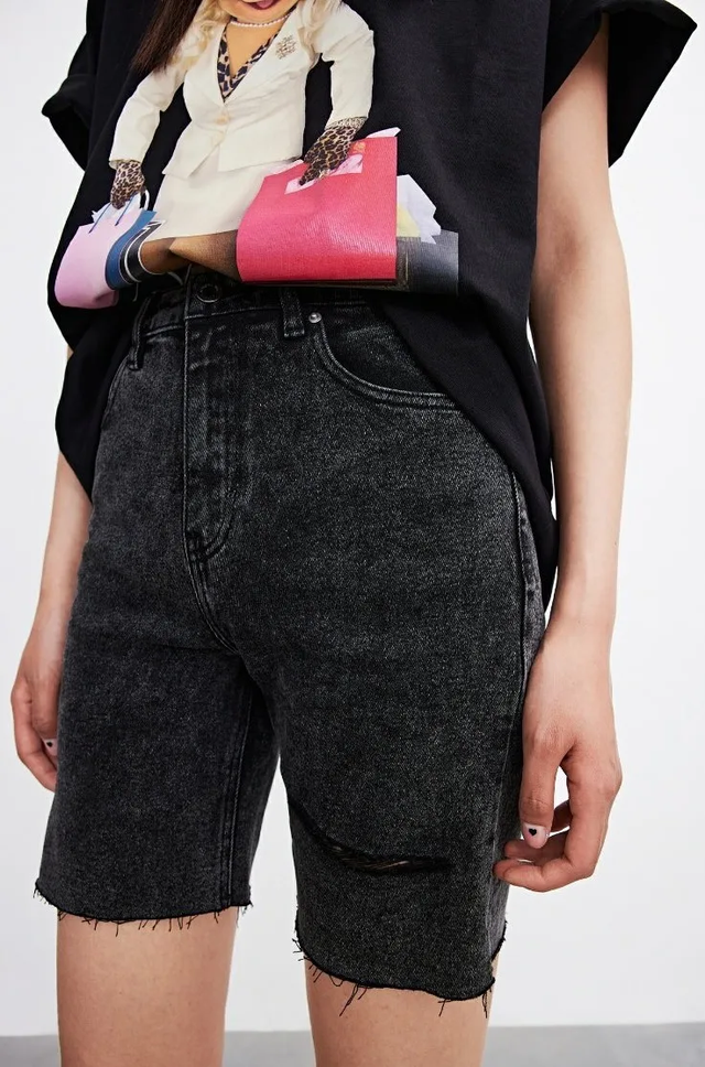 腿粗穿什么短裤，腿粗应该穿什么样的短裤（显瘦竟靠一条“大短裤”）