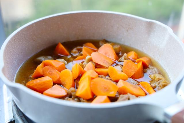 胡萝卜炖牛肉的做法，牛腩炖萝卜怎样做好吃（0失败的牛肉炖胡萝卜）