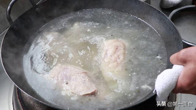 煮羊肉汤的正确方法，煮羊肉汤的正确方法视频（按照厨师长的操作步骤来）