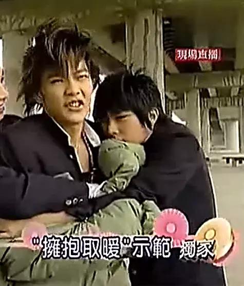 炎亚纶对汪东城的亲密举动，又黑又瘦比路人还不起眼