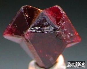 红宝石哪个字代表，红宝石叫什么名字（尖晶石和红宝石怎么区分）