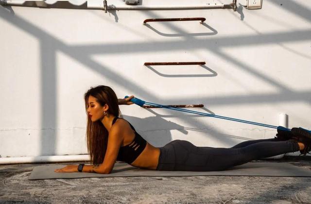 脚蹬拉力器锻炼方法，脚蹬拉力器锻炼方法图片（脚蹬拉力器瘦手臂）