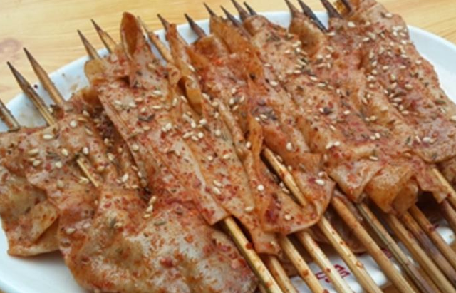 烤豆皮的做法，撒上香葱就可以直接吃了