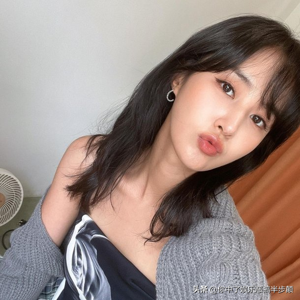 少年时代权侑莉，权侑莉个人资料（少女时代权侑莉露肩咬嘴唇超性感）