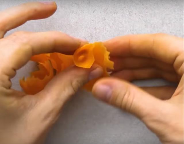 胡萝卜制作简单而又漂亮的花，动动手就能轻易完成