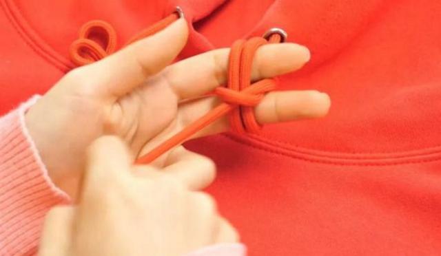 卫衣带子系法，蝴蝶结卫衣带子系法（今年最流行的卫衣绳子打结法）