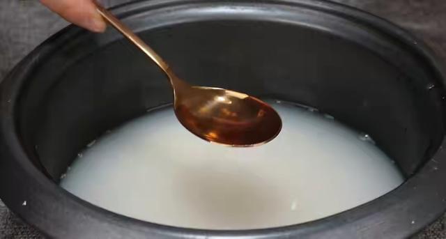 米饭没蒸熟怎么补救，大米饭没蒸熟怎么办（蒸米饭千万不要只放清水）