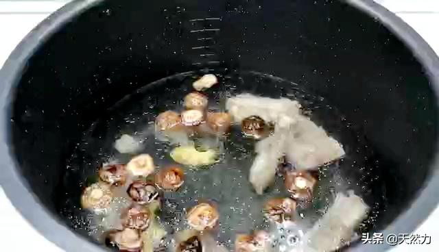 排骨蘑菇萝卜汤做法，萝卜蘑菇排骨汤的做法窍门（喝上一口香上一整天的美味汤）