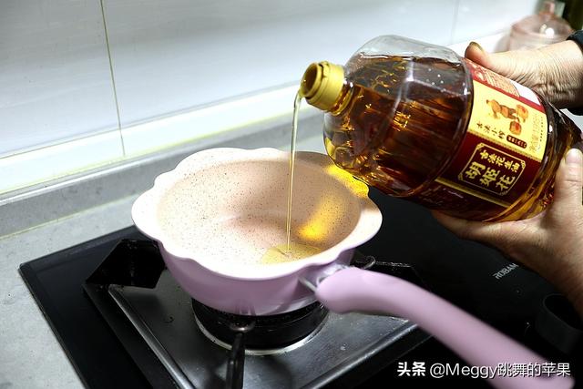 豌豆焖饭制作方法，豌豆焖饭怎么做电饭锅（加2料比白米饭营养翻倍）