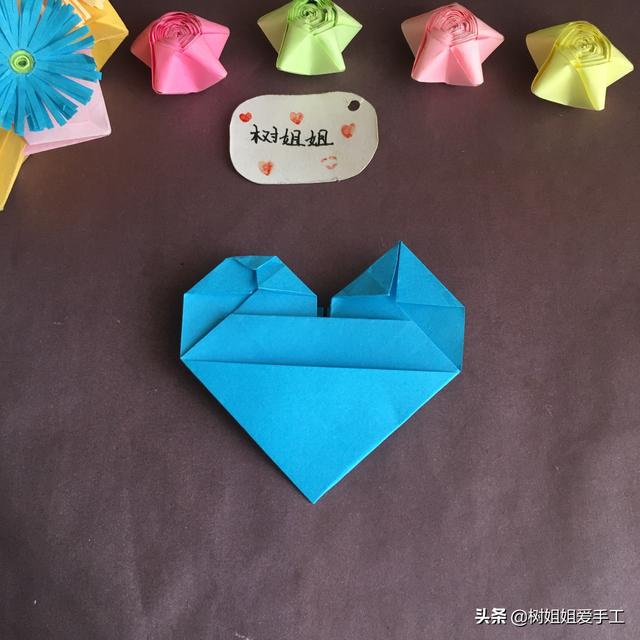 手工折爱心折法，手工折爱心教程（实用折纸：双爱心书签）