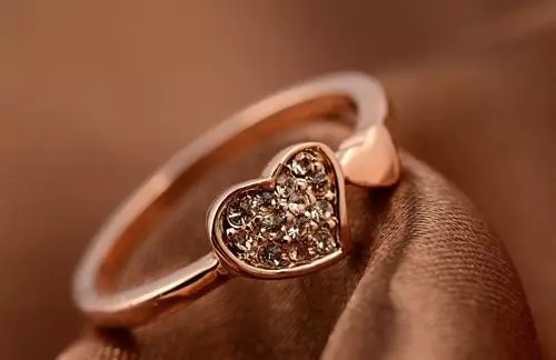 玫瑰金颜色的图片，玫瑰金是什么颜色（今冬最流行的5款玫瑰金首饰）