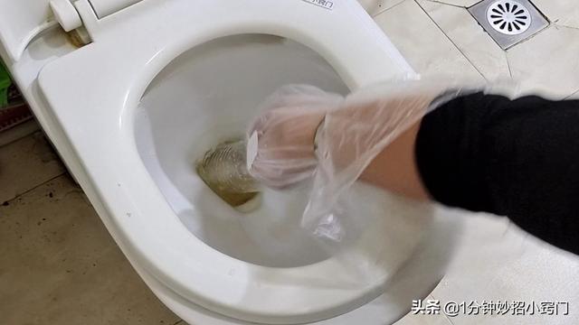 厕所堵了如何自己疏通，马桶堵异物堵住快速取出（只需用一个塑料瓶）
