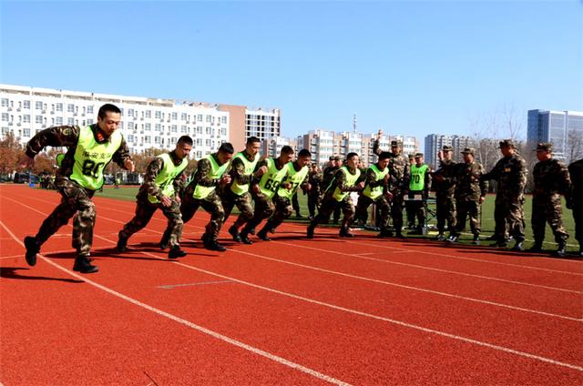 运动会新闻稿范文，学校体育运动会新闻稿（这场军体运动会）