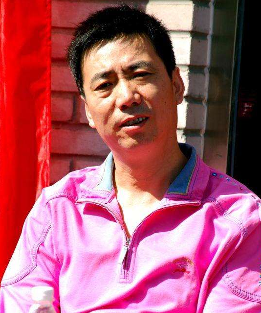 “国家一级演员”范明，33岁娶大6岁2婚总裁，今喜当爷爷超幸福