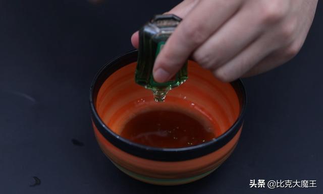 浴室水垢怎么清除，怎么去除卫生间的水垢小窍门（轻轻一擦水垢全去除）