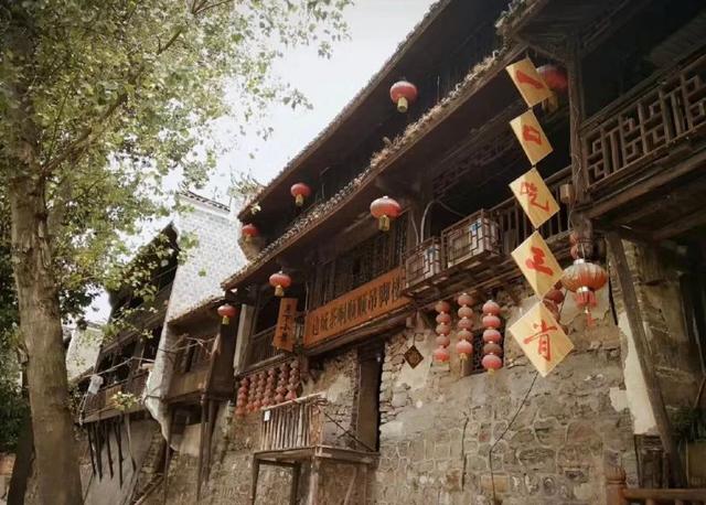 凤凰古城在哪里，湘西凤凰古城在哪里（沈从文笔下的《边城》）