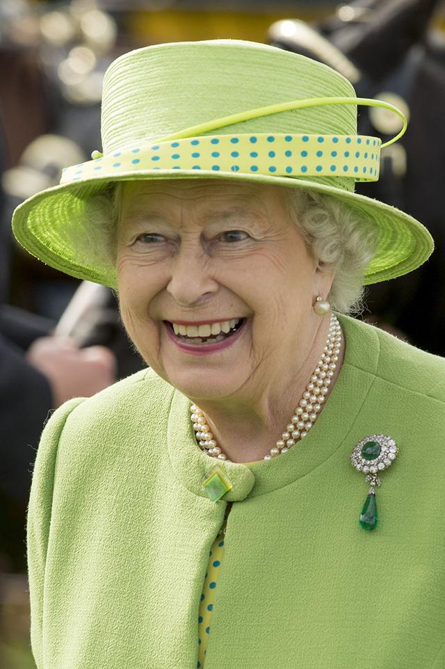 绿宝石项链的寓意，绿宝石戒指寓意（女王厚此薄彼爱它不爱它）