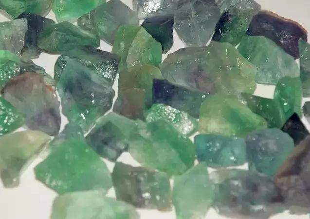 玉石头原石图片，和田玉原石和石头的区别（难得的珠宝玉石原石图谱鉴别大全）