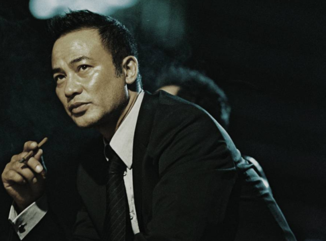 是不是大跌眼镜了?没错!剧中大反派的扮演者就是男神任达华!