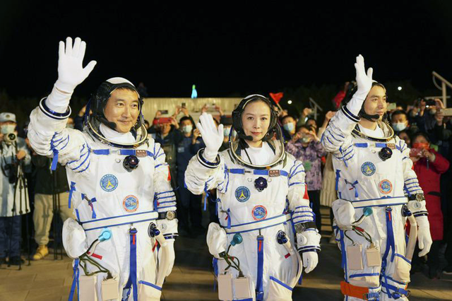 杨力伟太空 怎样吃饭，杨力伟太空（揭秘航天员的太空生活）