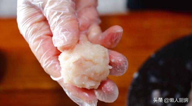 水煮丸子的做法猪肉丸子，丸子汤怎么做好吃又简单（鸡脯肉做丸子吃着太柴）