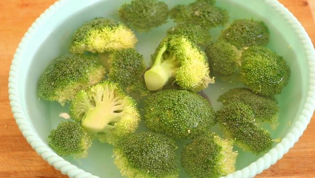 西兰花怎么保存，西兰花怎么保存时间长些（保存一个月都不会坏掉）