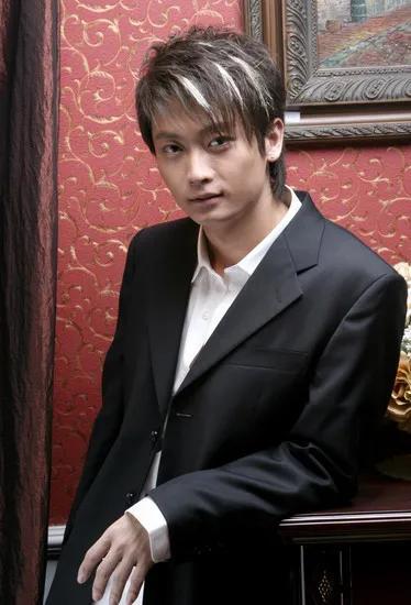 东来东往 - 没有眼泪的童话歌词是什么，东来东往别说我的眼泪你无所谓视频（消失的网络歌手——东来东往）