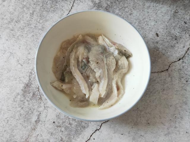 酸辣鲈鱼营养的开胃菜，酸辣焖鲈鱼（鲈鱼别再清蒸了）