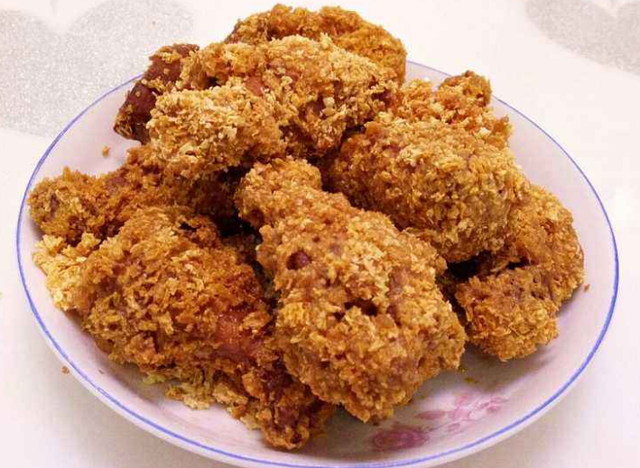 你知道肯德基炸鸡腿怎么做吗，肯德基员工教你一招