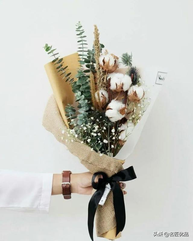 棉花花语和寓意是什么，棉花花语（花店老板娘手中的棉花）