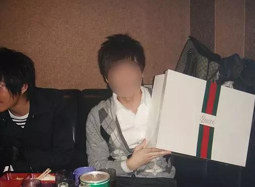 炎亚纶对汪东城的亲密举动，又黑又瘦比路人还不起眼