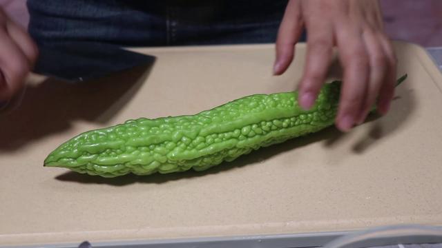 苦瓜炒鸡蛋怎么炒好吃，如何做苦瓜炒鸡蛋好吃又不苦（这才是苦瓜炒鸡蛋更好吃的做法）