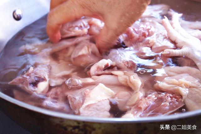 煲鸡汤要掉水吗，煲鸡汤要掉水吗用什么（大厨教您一招，以后别乱焯水了）