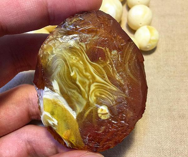 怎么鉴别是不是二代蜜蜡，来看二代蜜蜡的鉴别方法