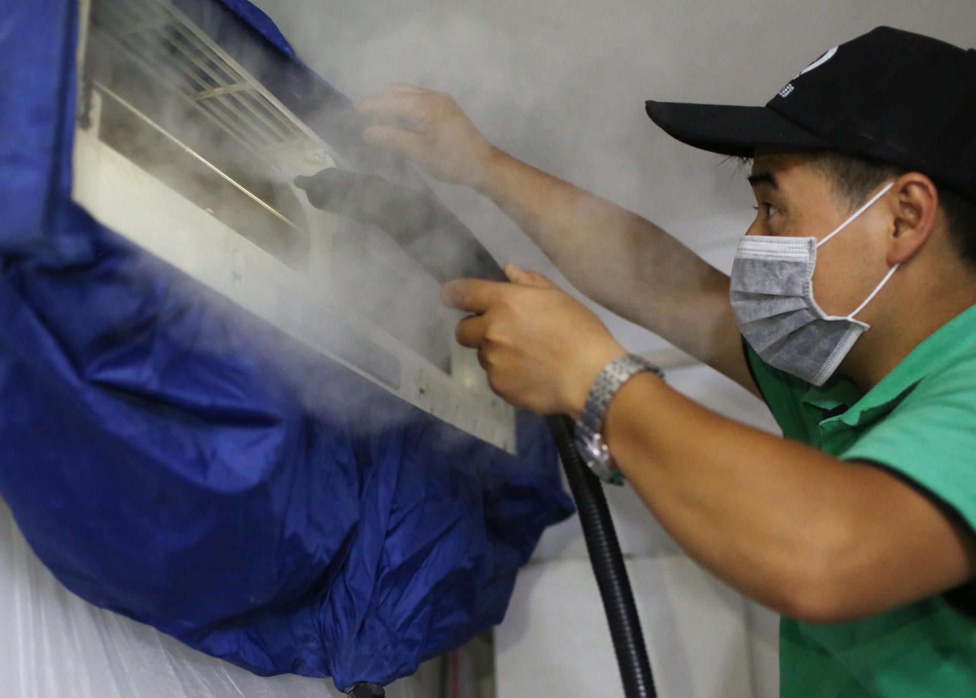 疫情家电维修 疫情防控期家电坏了咋修？倡议“视频维修”上门戴口罩