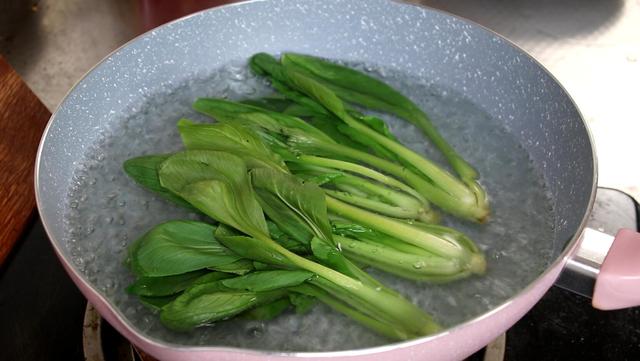 宽面条怎么做好吃，夫妻俩吃了一大盆