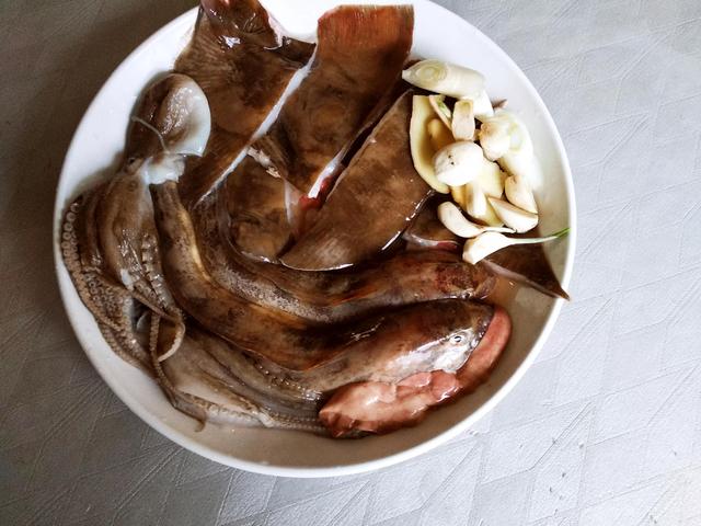 杂拌鱼做法，酱炖杂拌鱼的家常做法（海边这做法最值得一试）