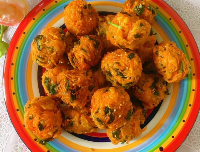 油炸胡萝卜丸子怎么做，怎样油炸萝卜丸子（1根胡萝卜1把香菜）