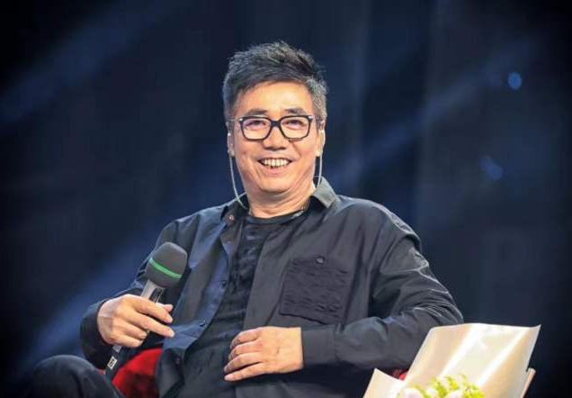 “国家一级演员”范明，33岁娶大6岁2婚总裁，今喜当爷爷超幸福