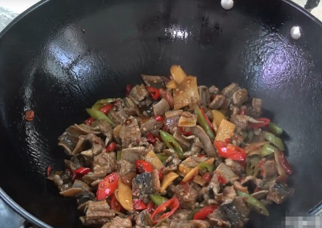 炒黄鳝怎么做好吃，正宗爆炒鳝片的做法（黄鳝又香又嫩又不腥）