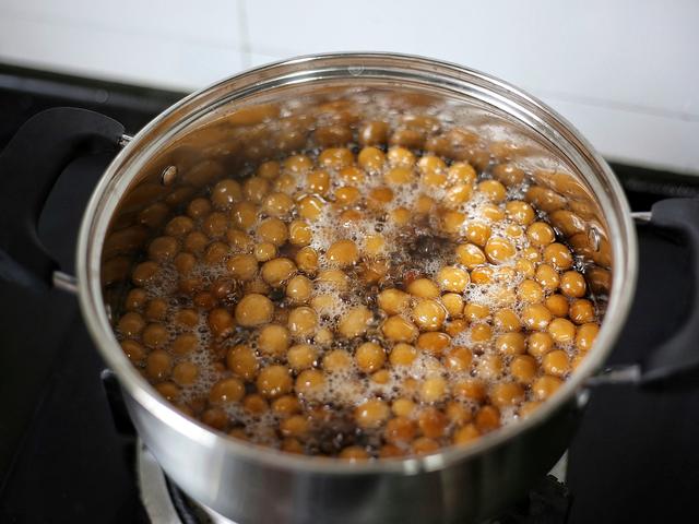 珍珠煮多久才彻底熟透，如何煮珍珠奶茶的珍珠（做法竟如此简单）