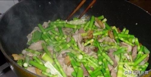竹笋炒腊肉的做法，腊肉炒竹笋的做法（小笋炒腊肉绝对美味）