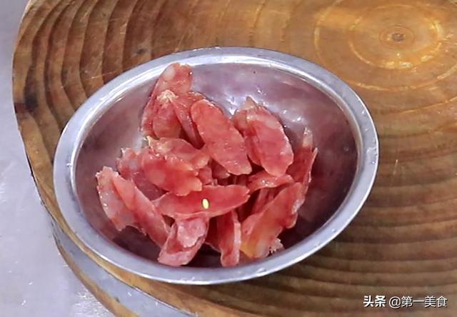 香肠炒什么好吃，香肠和什么炒好吃（厨师长教你饭店腊肠炒芸豆做法）