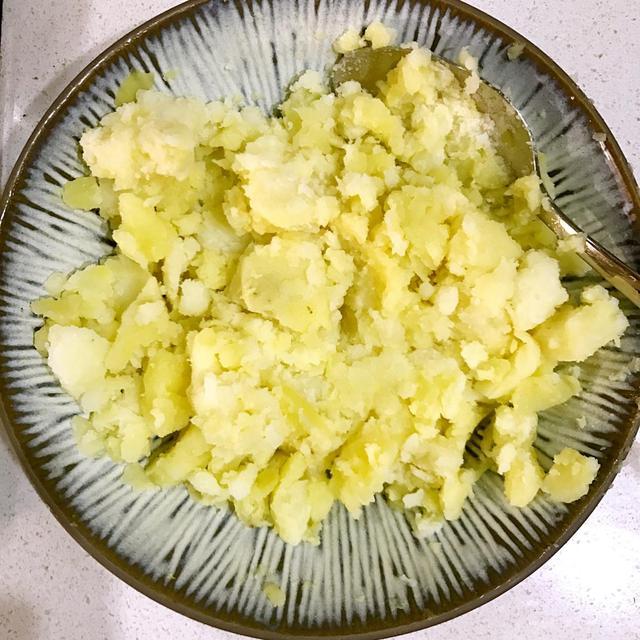 培根土豆泥的做法，培根土豆泥的做法视频（就差没把盘底舔光的培根烤土豆泥卷做法）